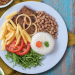 Kelsem Ricardo Rios Lima indica que feijoada, moqueca e acarajé são pratos imperdíveis para quem visita o Brasil.