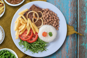 Kelsem Ricardo Rios Lima indica que feijoada, moqueca e acarajé são pratos imperdíveis para quem visita o Brasil.