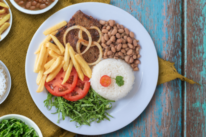 Kelsem Ricardo Rios Lima indica que feijoada, moqueca e acarajé são pratos imperdíveis para quem visita o Brasil.