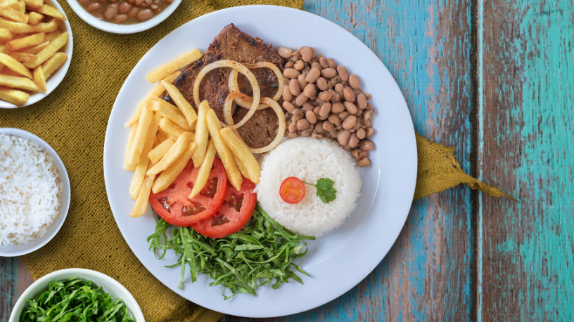 Kelsem Ricardo Rios Lima indica que feijoada, moqueca e acarajé são pratos imperdíveis para quem visita o Brasil.